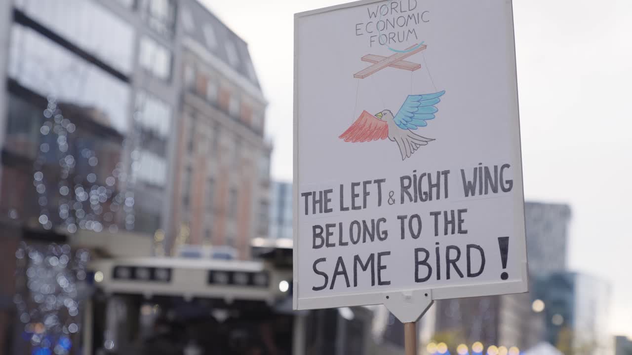 cartel económico mundial en la manifestación anti-vax