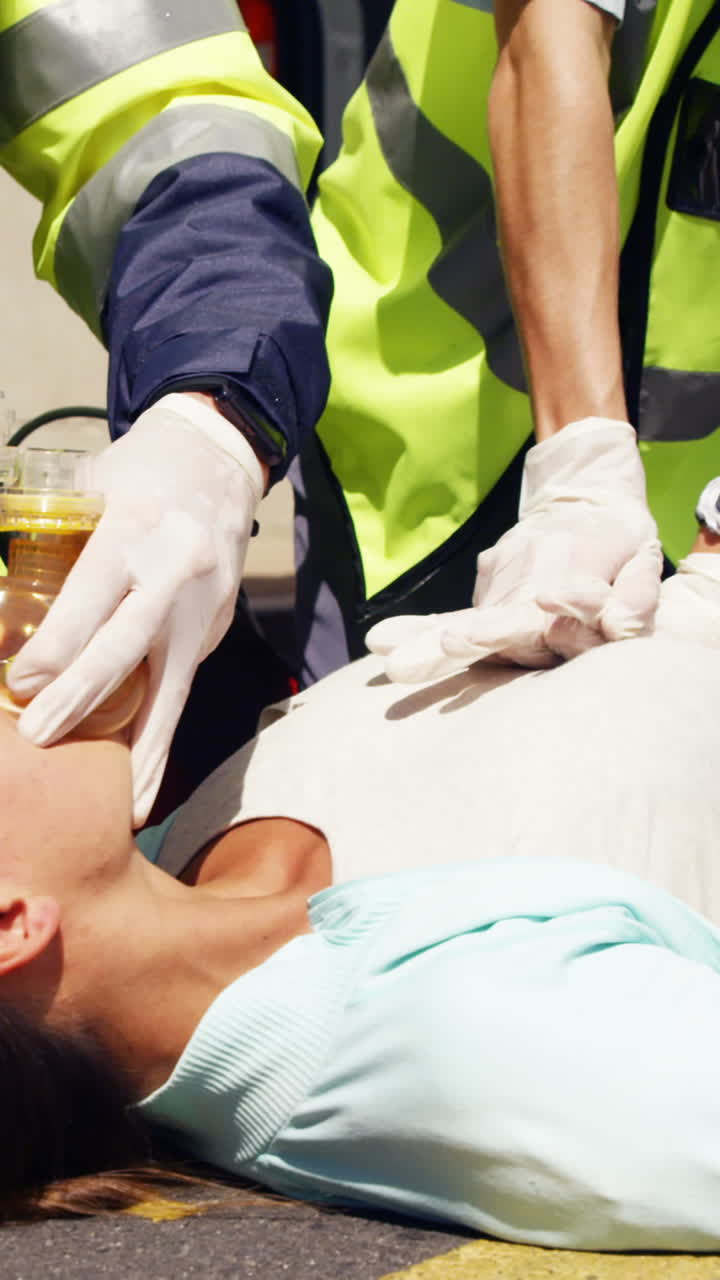 equipo de ambulancia haciendo un masaje cardíaco