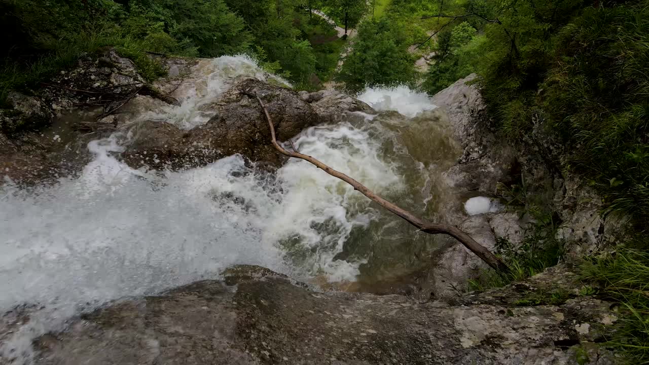 Slovenia Logarska Dolina Cascata Palenk Drone aereo 1.mp4