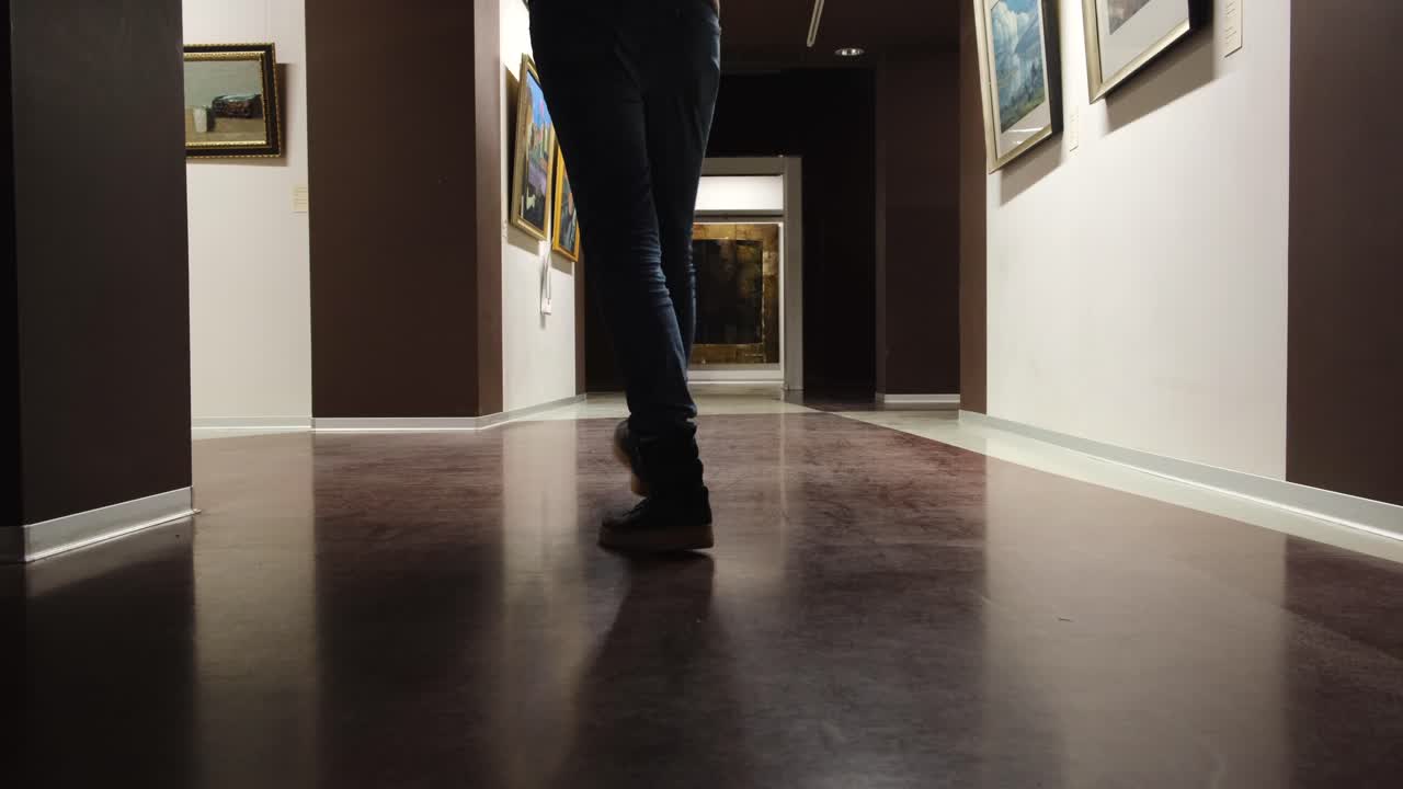 미술품과 방문객이 있는 박물관 복도