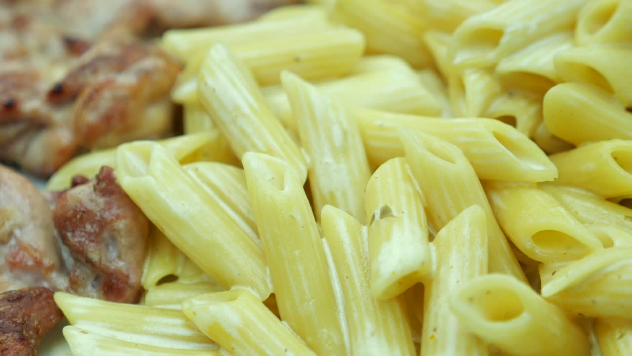 pasta de penne cremosa con pollo o cerdo