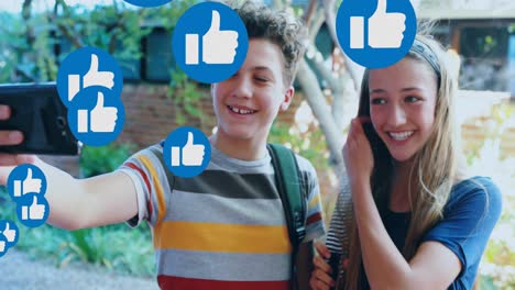 animación de iconos de los medios sobre escolares caucásicos felices que usan teléfonos inteligentes