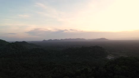 Selva-Montañas-Puesta-De-Sol-Toma-Aérea-4k