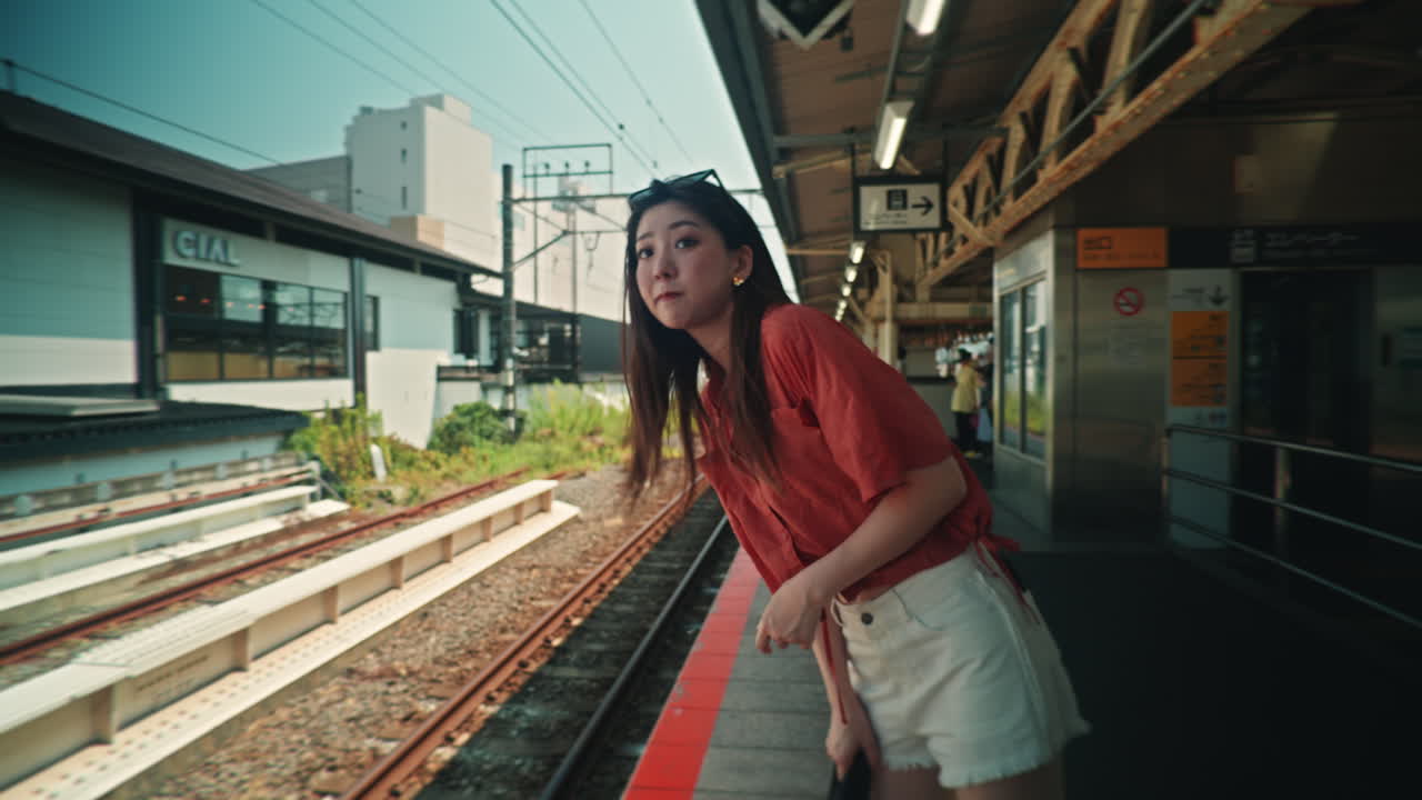 기차역 에 있는 여자