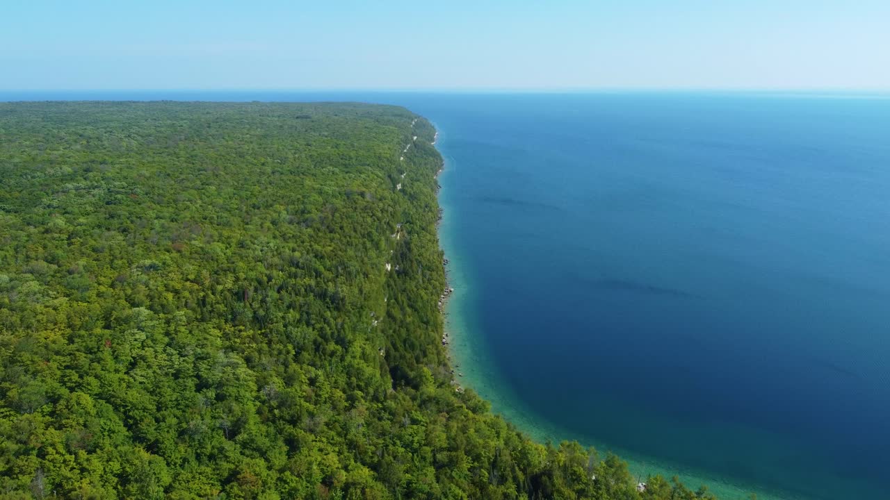 캐나다 온타리오 에 있는 조지아 만  ⁇  에 있는 울창 한 북극 숲 의 가파른 측면 의 지프라인 드론  ⁇