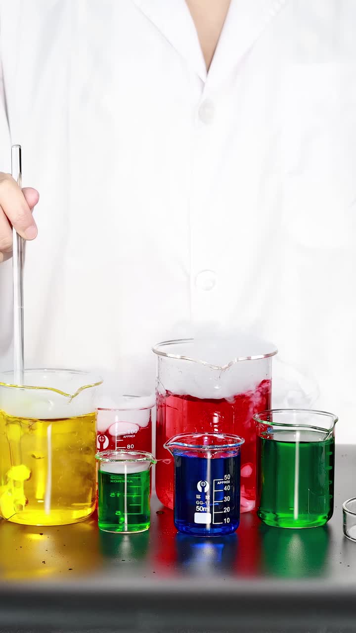 Scienziato conduce un esperimento con liquidi colorati