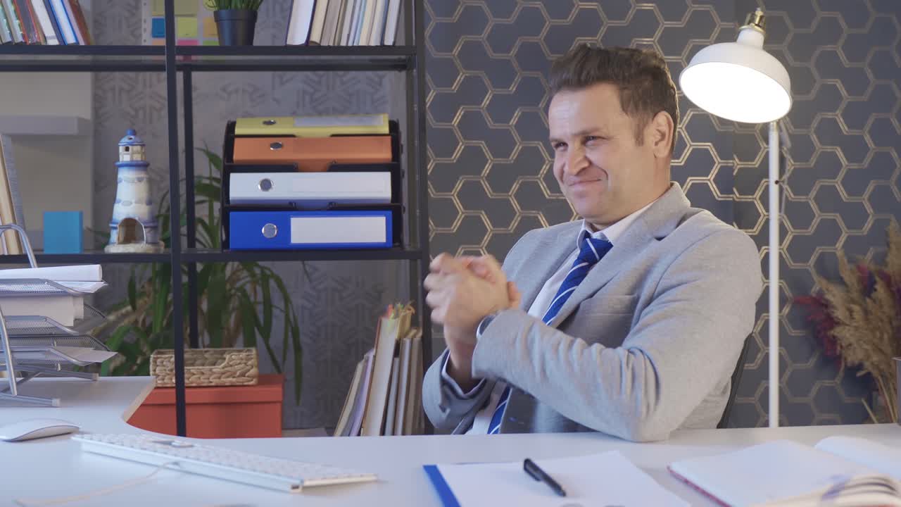 trabajador de oficina regocijándose y aplaudiendo.