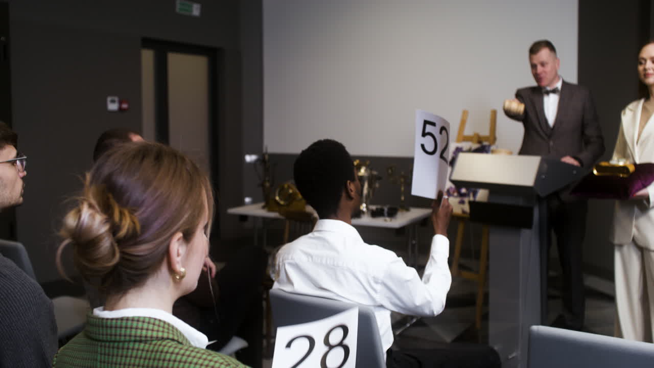 미술 경매 세션에 참여하는 사람들