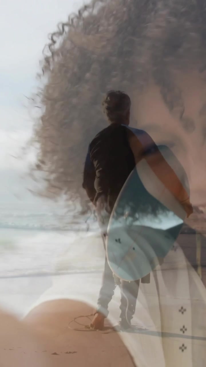 Vertikal video: Surfer går mod bølgerne, starter krydsfading til nærbillede af kvinde, der smiler og tager selfie.