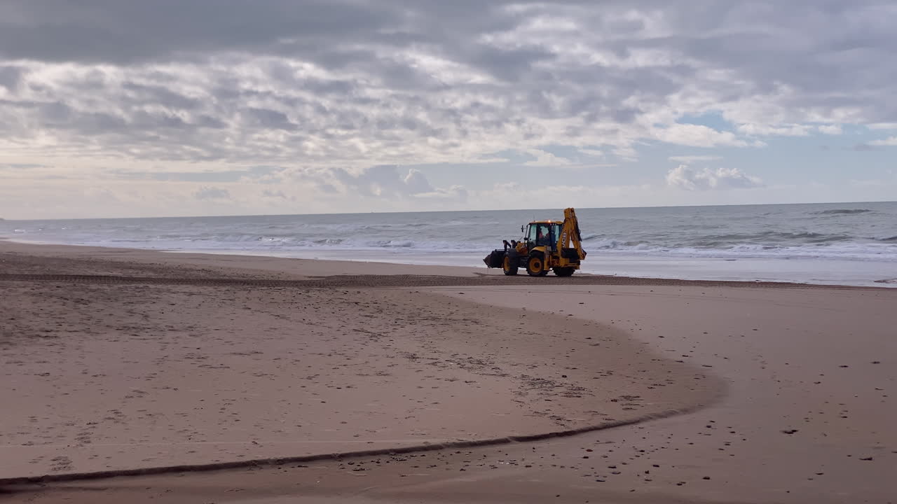 Una costa atlantica tempestosa con onde e macchinari da spiaggia a Costa Ballena dopo la pioggia