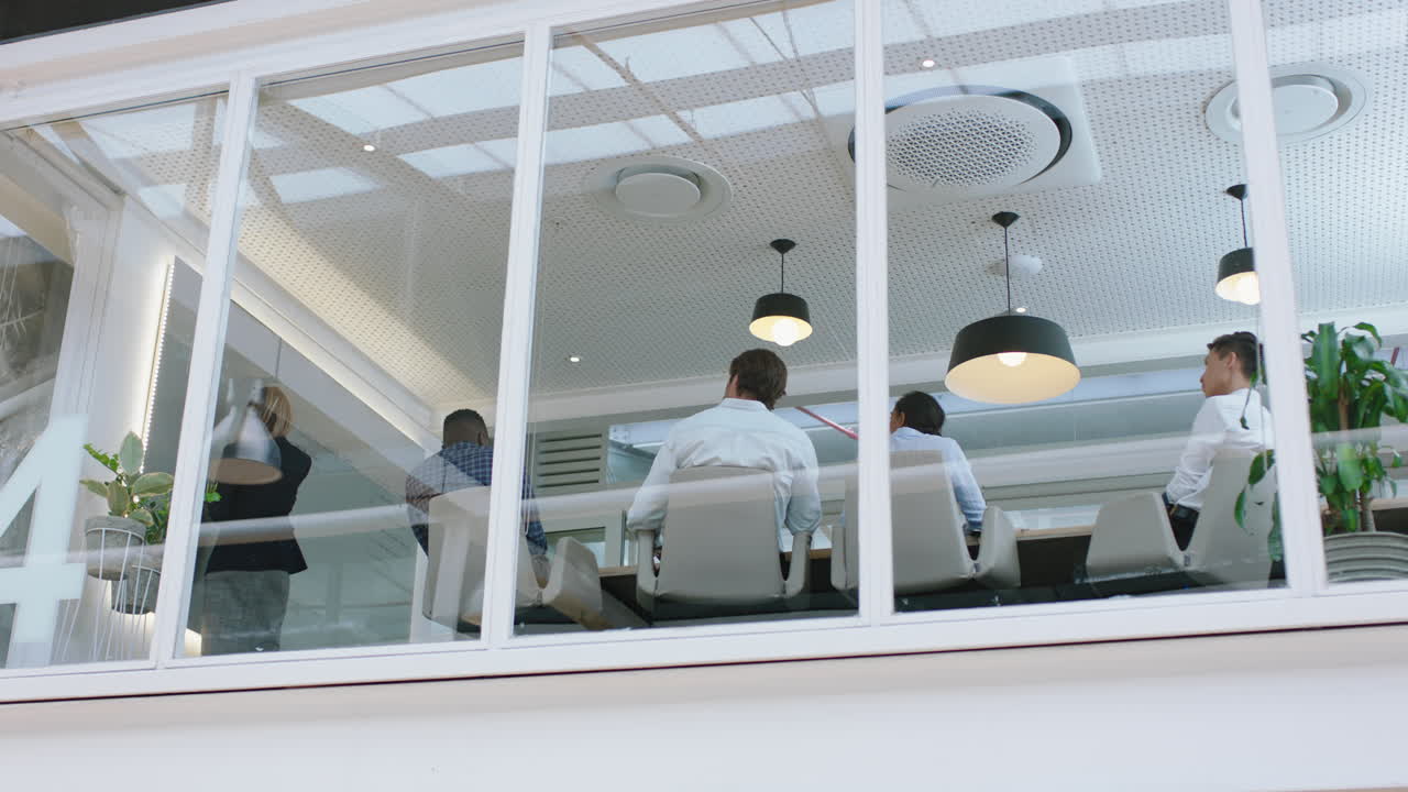 기업인 그룹이 이사회에서 만나고 팀 리더 여성이 화이트보드에서 아이디어를 제시하고 사무실에서 동료들과 전략을 논의합니다 교육 프레젠테이션 4k