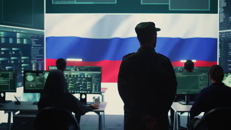 Militärhacker-Der-Russischen-Armee-Arbeitet-Im-Kontrollraum-Der-Regierung