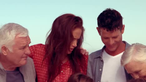 familia extendida feliz hablando