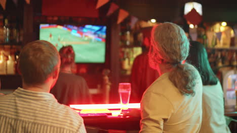 Gente-Viendo-El-Partido-De-Futbol