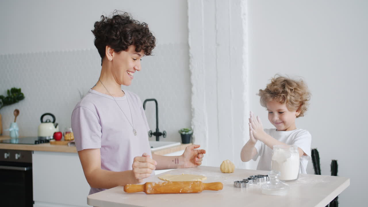 madre y hijo horneando galletas