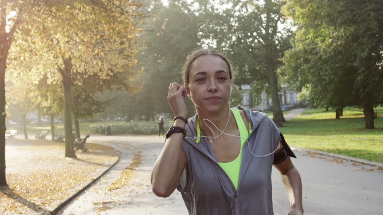 corredora mujer corriendo en el parque haciendo ejercicio al aire libre rastreador de fitness tecnología portátil