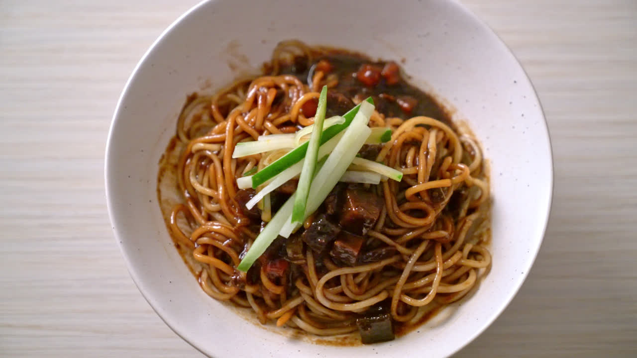 jajangmyeon o jjajangmyeon son fideos coreanos con salsa negra - estilo de comida coreana