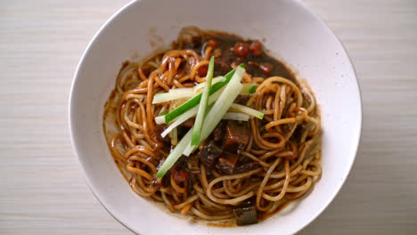 Jajangmyeon-O-Jjajangmyeon-Son-Fideos-Coreanos-Con-Salsa-Negra---Estilo-De-Comida-Coreana