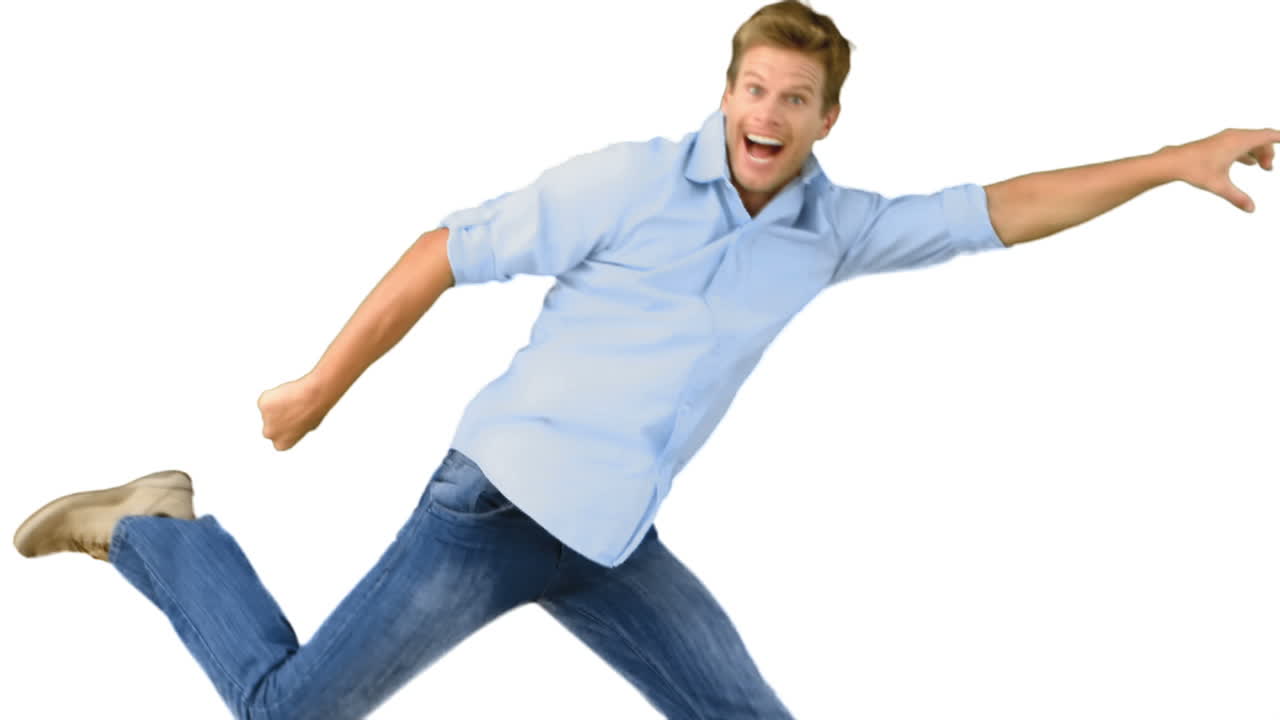 Uomo sorridente che salta su sfondo bianco