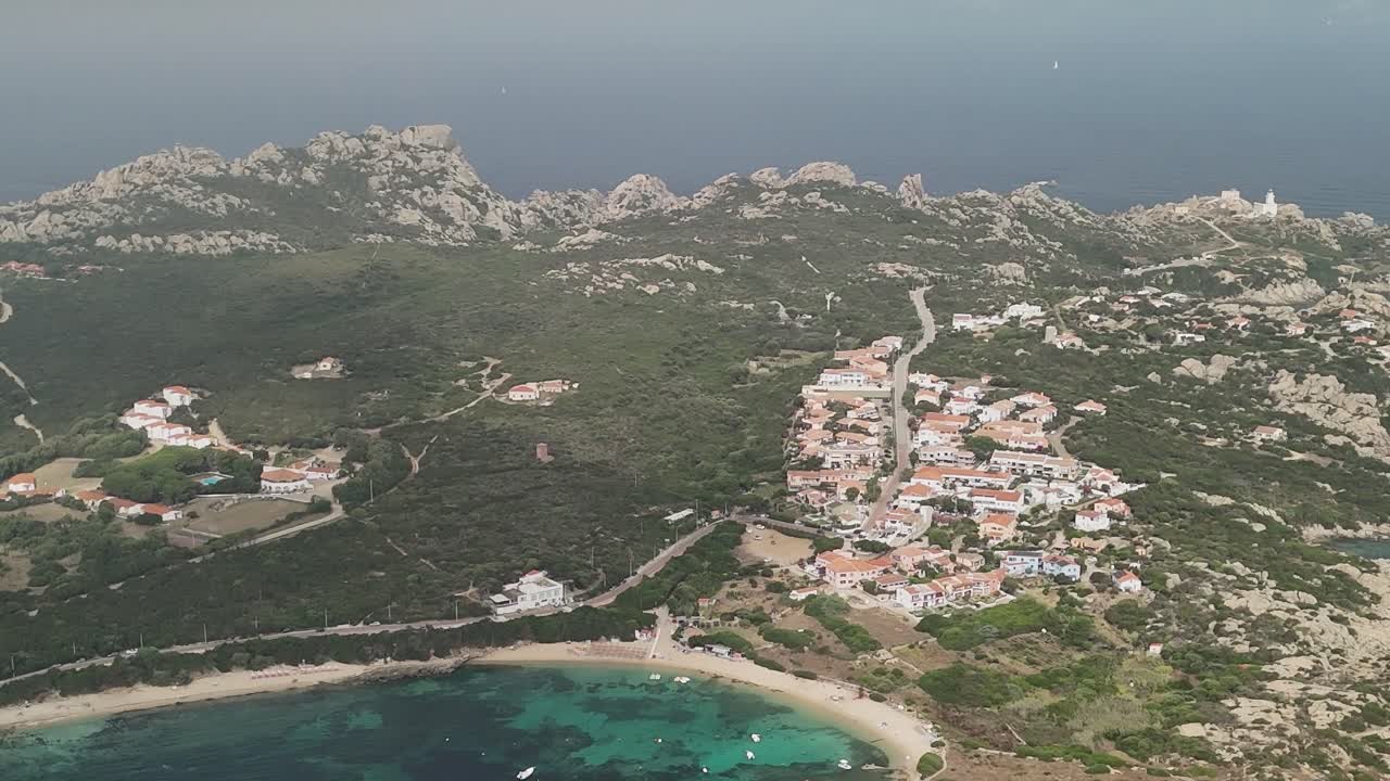 I visitatori ammirano il paesaggio in Sardegna con vista sulla costa.