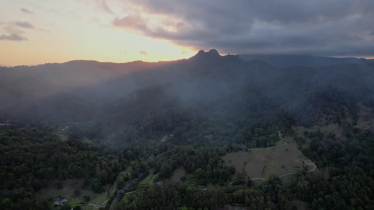 nubes de humo en la atmósfera sobre queensland, australia causadas por un catastrófico incendio forestal