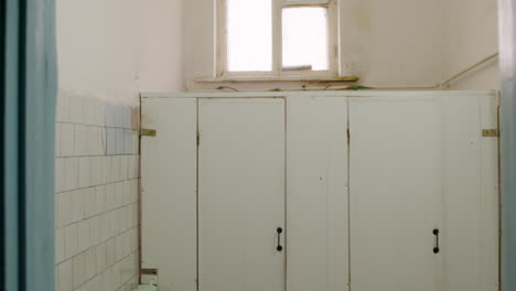 Scary clown behind toilet&#039;s door