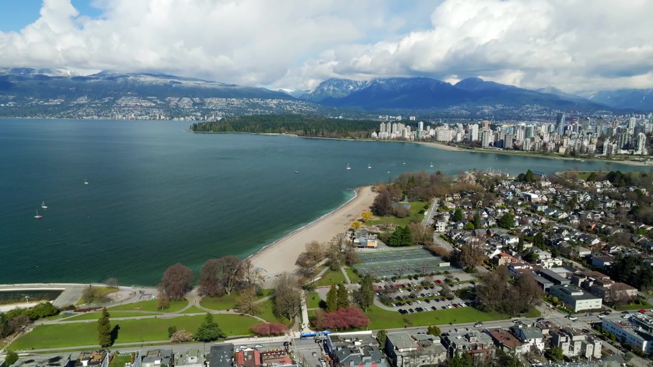 Città costiera sulla spiaggia di Kitsilano a Vancouver, Columbia Britannica, Canada. Ripresa aerea con drone.