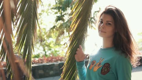 mujer en un parque bajo palmeras