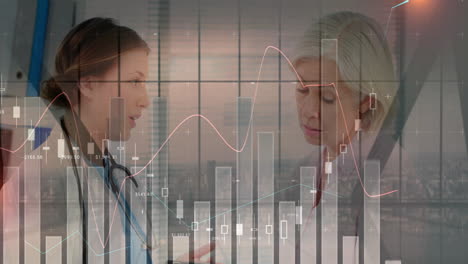 gráficos de datos financieros animación sobre dos mujeres discutiendo en la oficina