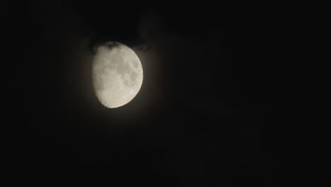 nubes que pasan sobre la luna hasta el apagón