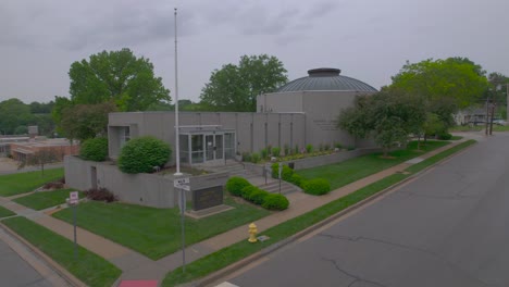 slow moving drone shot into the liberty jail a mormon visitor center in liberty missouri