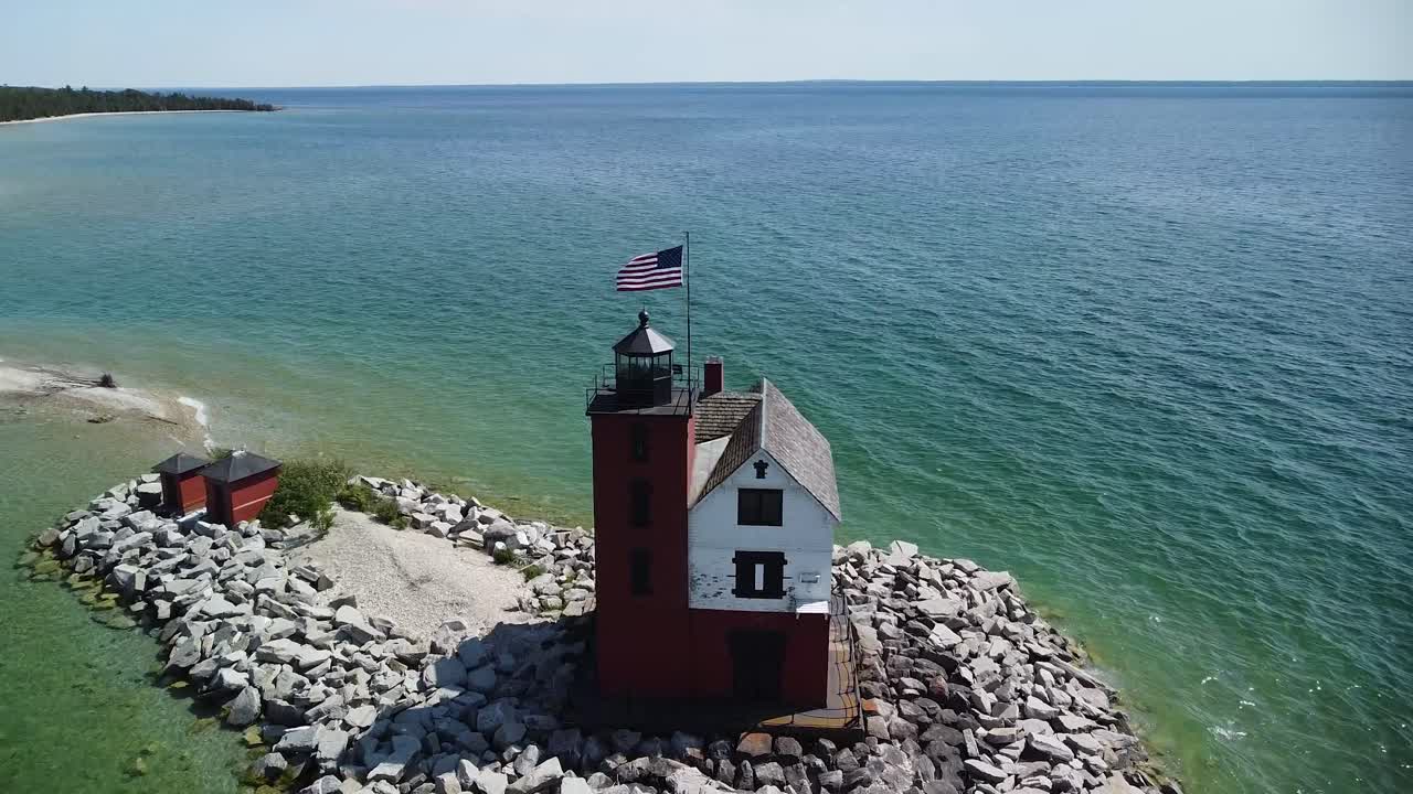둥근 섬 등대 공중 비행