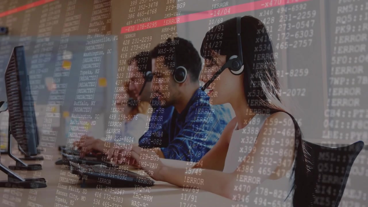 Erros do sistema exibindo sobreposição de código enquanto agentes de suporte digitam e corrigem falhas no suporte técnico.