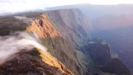 Maido-4K-Wolken-Drohnenaufnahmen,-Insel-La-Réunion