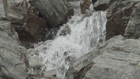Water-flows-thru-rocks-in-slow-motion