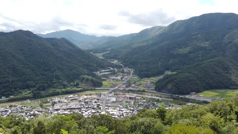 pan a través del valle de asago y la ciudad en un día nublado, rica historia japonesa