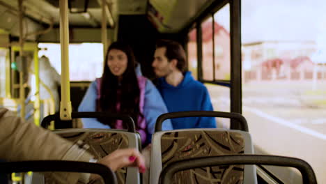 jóvenes sentados en el autobús