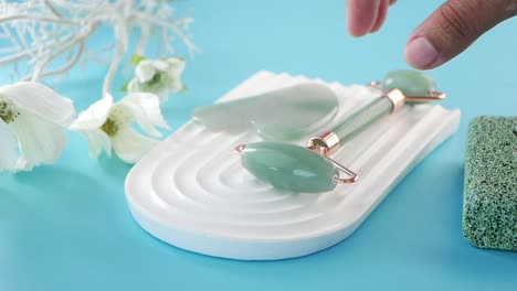 jade roller and gua sha set for facial massage