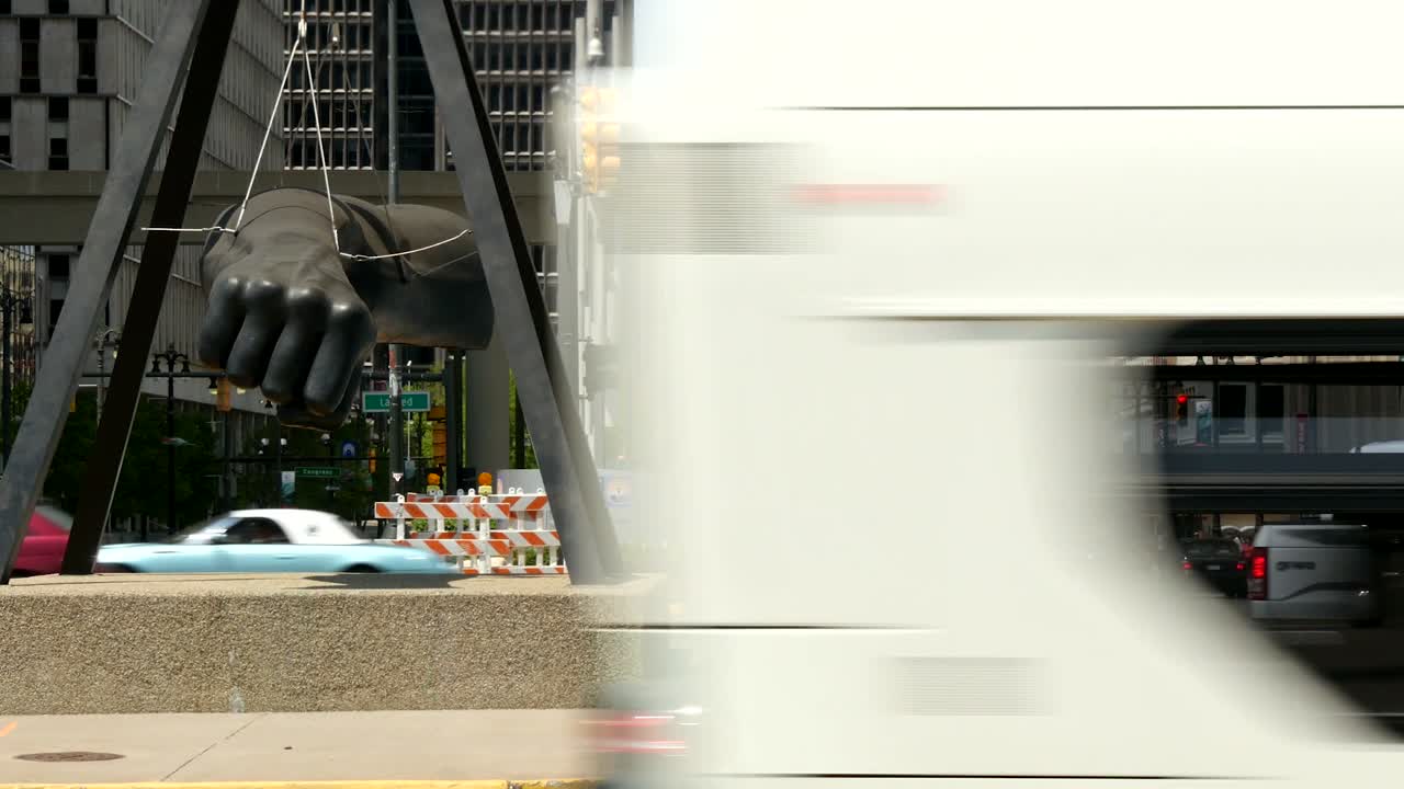 디트로이트 시내의 바쁜 거리