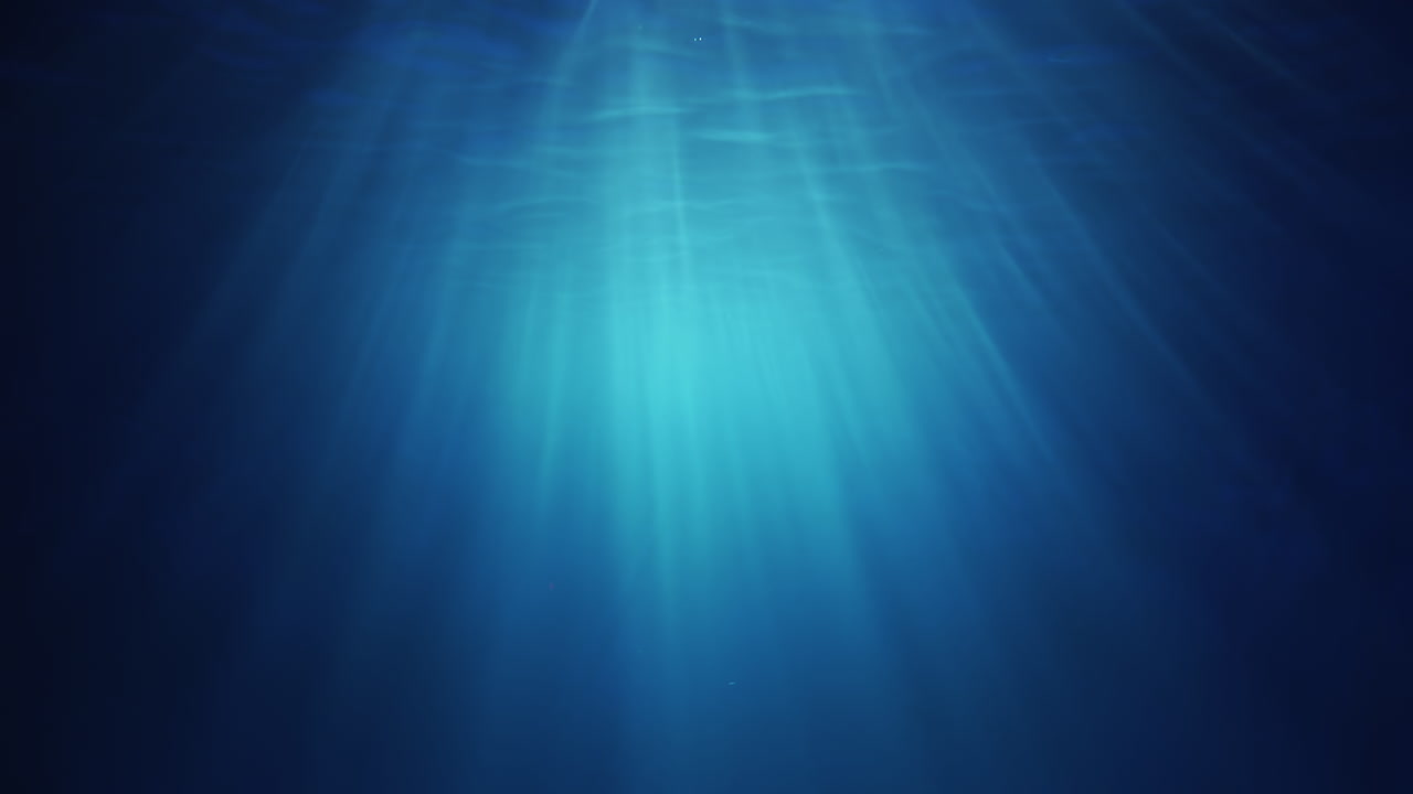 위에서 빛나는 수중 햇빛 광선이 깊고 맑은 푸른 물을 통해 아름다운 물 조명 반사 커튼을 만듭니다.