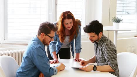 ejecutivos de negocios discutiendo sobre una tableta digital