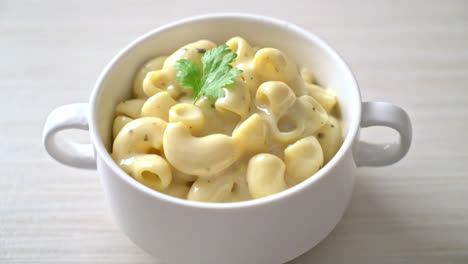 macarrones y queso con hierbas en un tazón