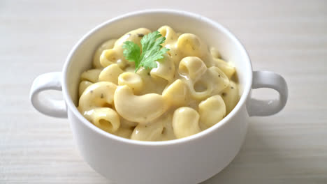 macarrones con queso con hierbas en un tazón