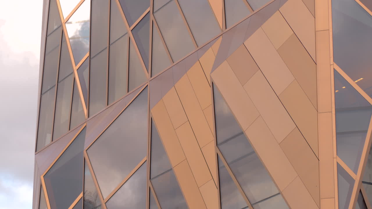 fachada de edificio moderno con diseño geométrico