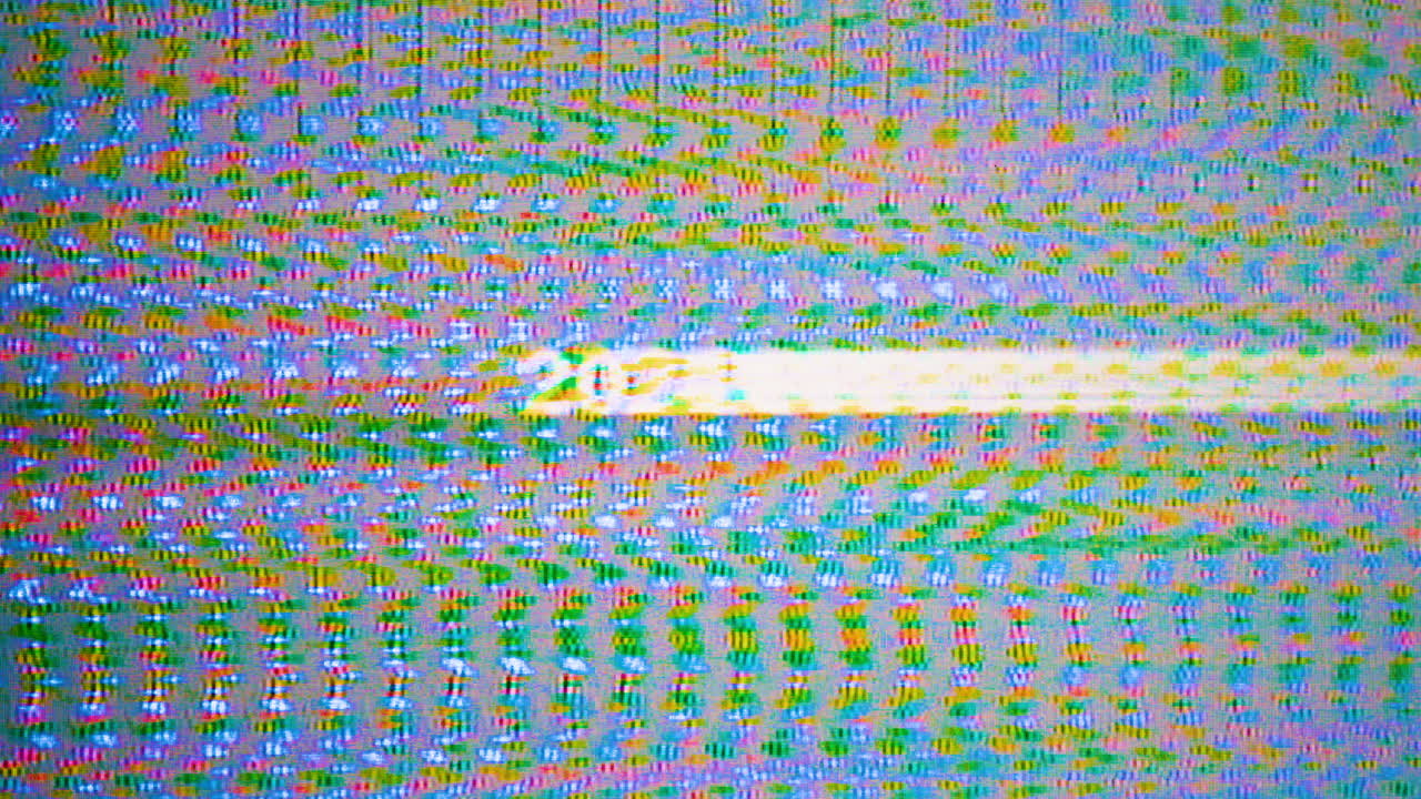 2024 en letras blancas superado por un patrón repetitivo de glitches verdes y azules