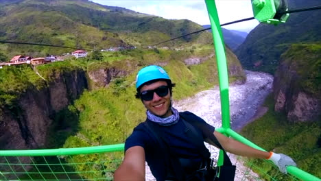joven en el teleférico de tarabita en baños, ecuador, tomando una selfie