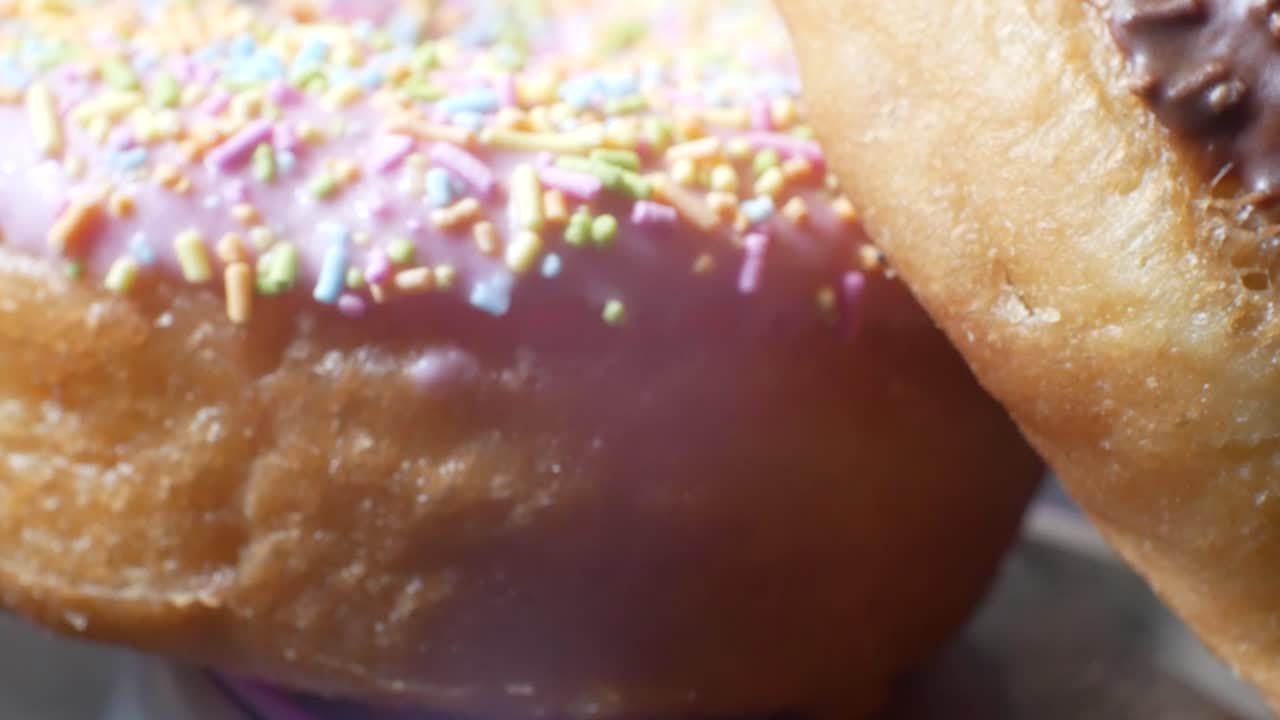delicioso glaseado donut casero sabroso rociado coberturas heladas comida dulce primer plano