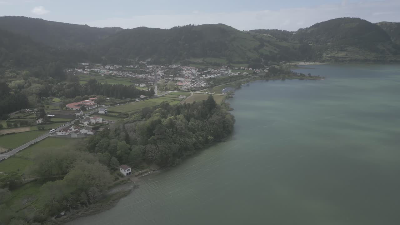 vista aérea panorámica de la aldea de sete cidades junto a los lagos en portugal rodeada de exuberantes colinas verdes