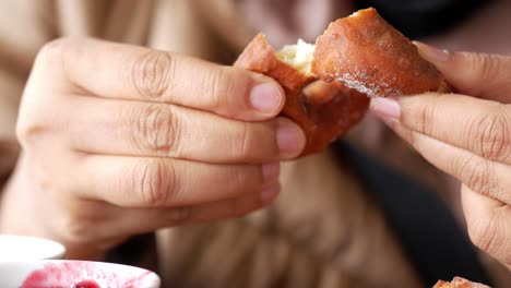 rompiendo unas rosquillas frescas de cerca