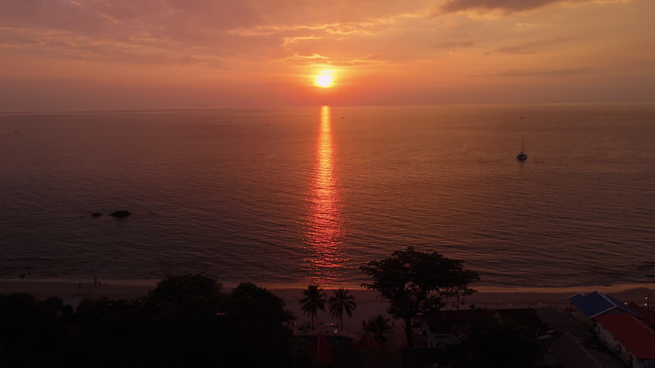 puesta de sol sobre la playa